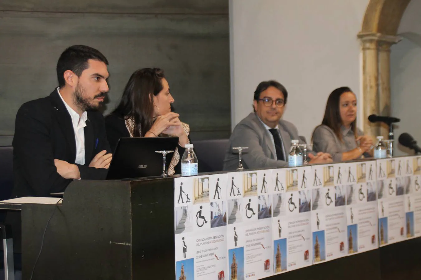 El consejero de Sanidad, en el centro, junto a la alcaldesa de Jerez y los dos arquitectos al frente del equipo que ha hecho la revisión del Plan de Accesibilidad de esta ciudad.