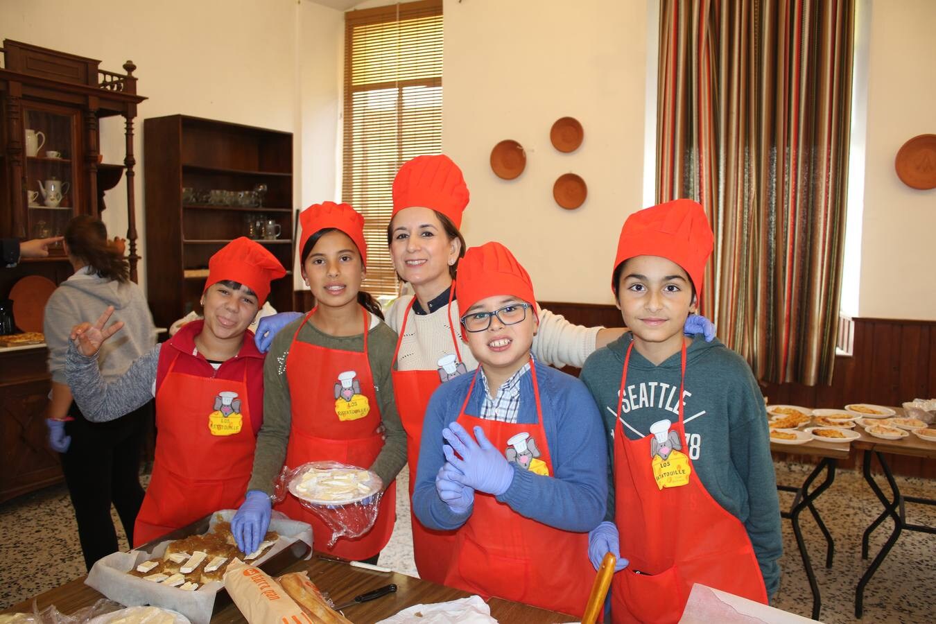 Participaron: niños de los grupos de catequésis, cocineros profesionales, padres y 'La Trouppe'.M.P.Romero.