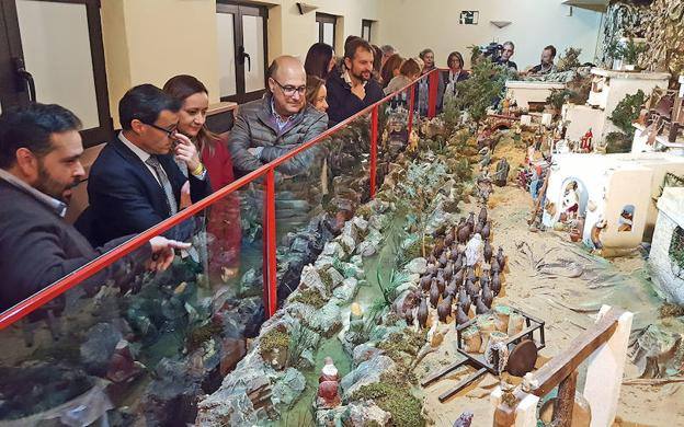 El Belén biblico y monumental 'Santa Ángela', en Jerez de los Caballeros, muestra este año 15.000 piezas.