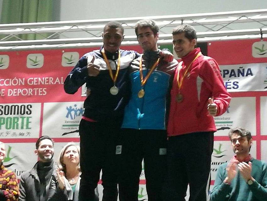 Manuel Gómez Lucas, en el centro, con su flamante medalla de Campeón de España.