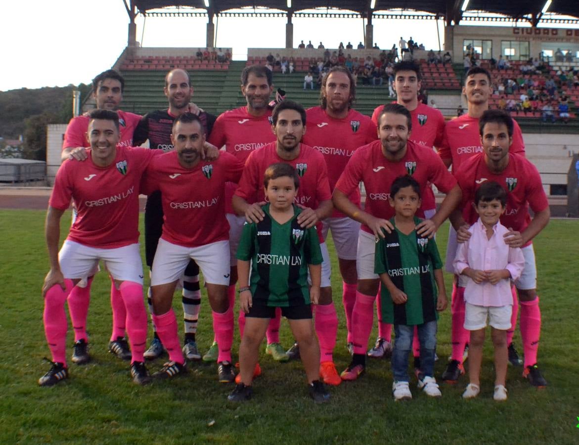 El equipo del Jerez en una foto con la equipación de apoyo a la lucha contra el cáncer de mama.