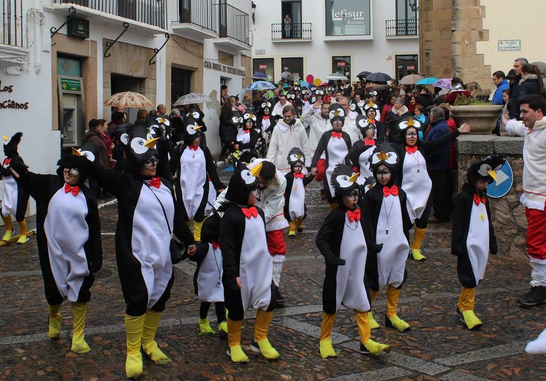 Pingüinos y esquimales en la apertura del desfile de Carnaval protagonizado por los centros educativos.