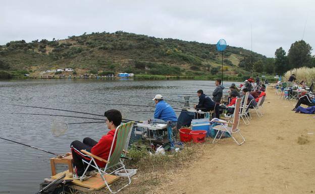 Pescadores en el concurso 'Charca de la Albuera'.