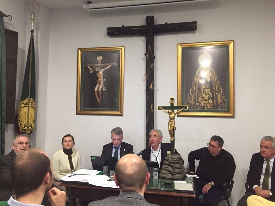 El jerezano. Gervasio Rodríguez (en el centro de la imagen) preside la Confraternidad de Hermandades y Cofradías de la Vera Cruz de España.
