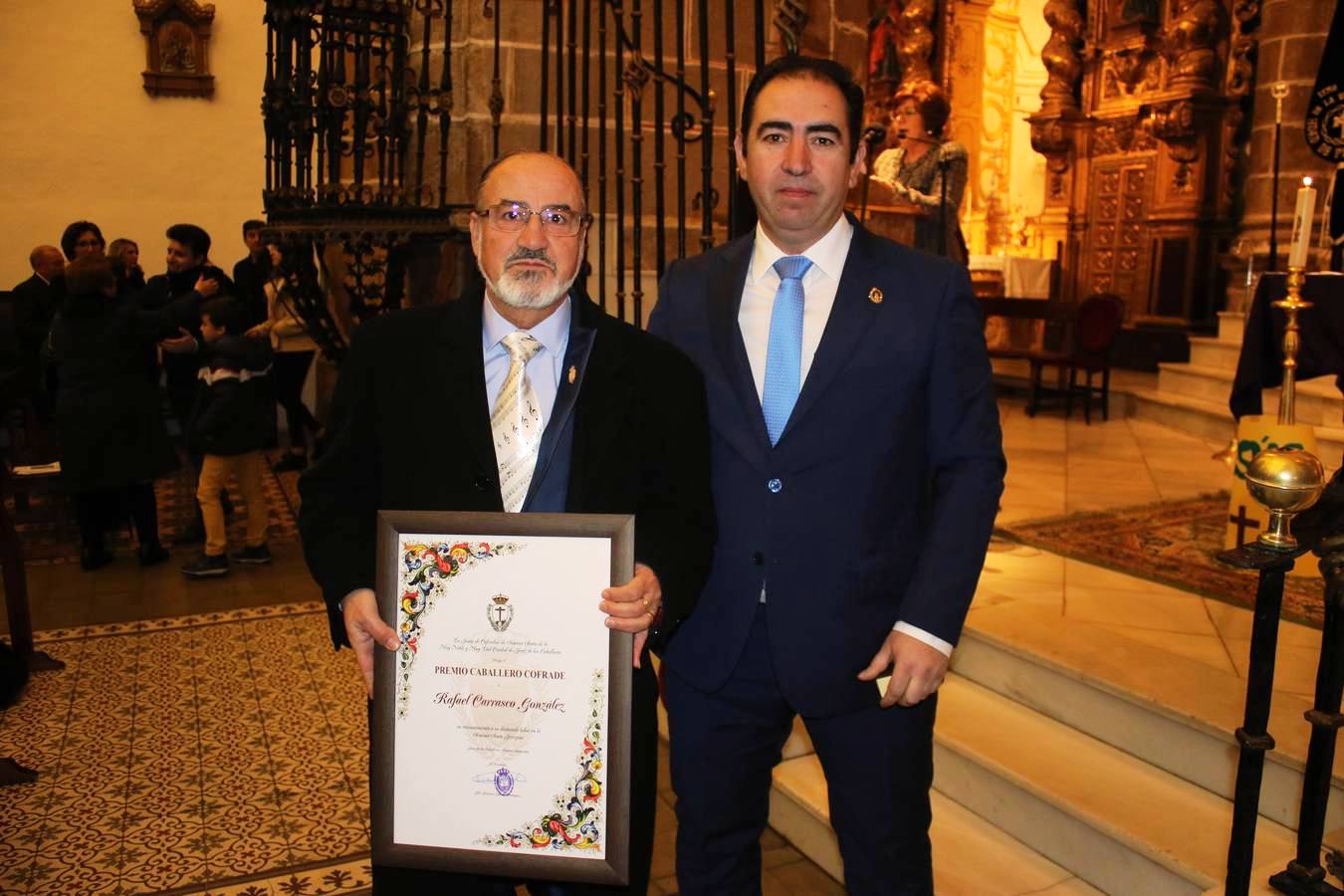 Rafael Carrasco González, con su título de 'Caballero Cofrade', junto al presidente de la Junta de Cofradías.
