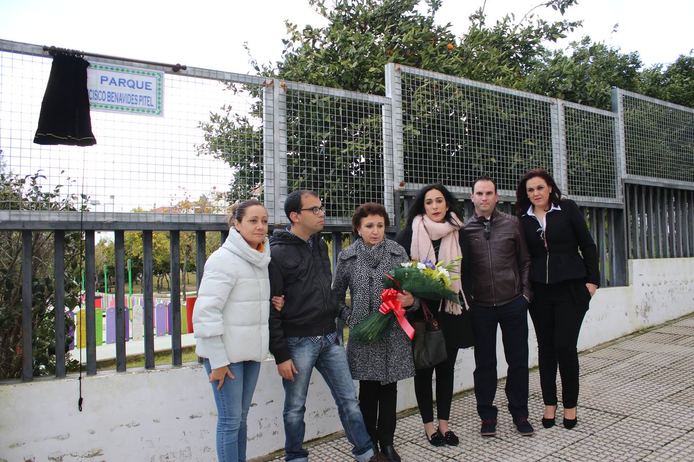 La alcaldesa junto con la viuda e hijos de Francisco Benavides ayer en la nominación del parque con su nombre.