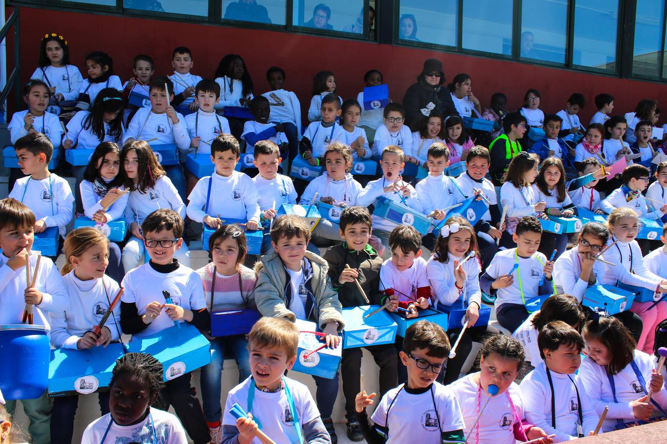 Todos los escolares, desde los más pequeños de 3 años, han participado con sus tambores realizados con la ayuda de sus famililas.