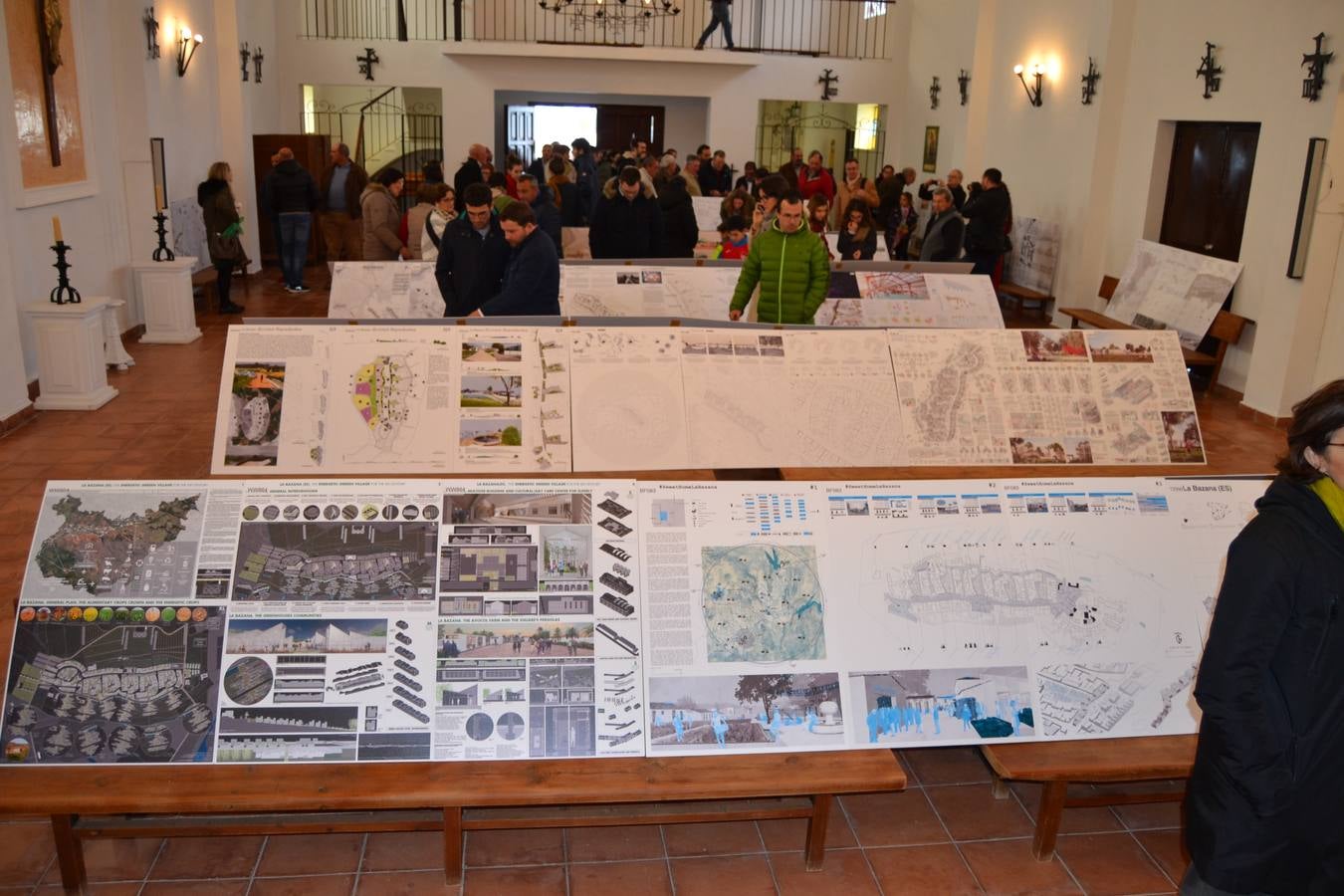 Los vecinos de La Bazana han conocido los 37 proyectos que se han presentado a su candidatura y que han sido expuestos en la iglesia de esta pedanía.