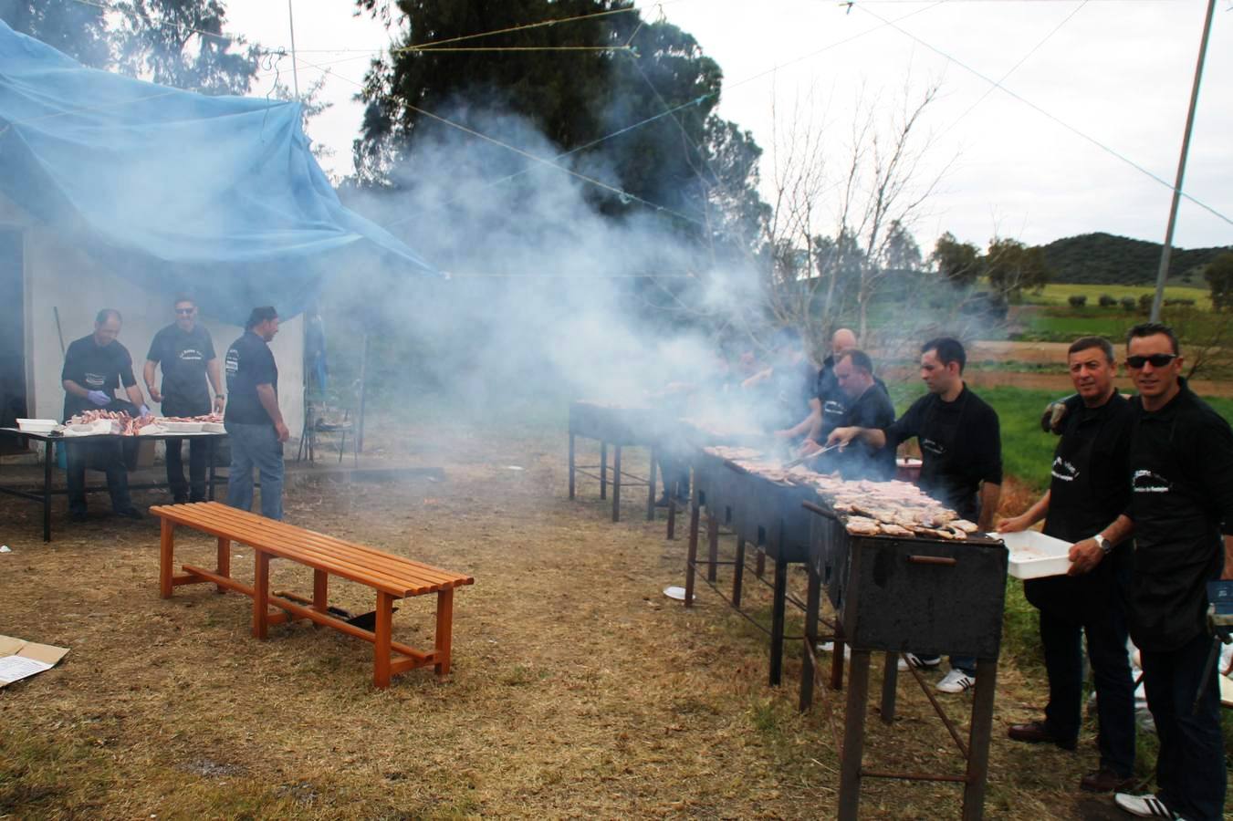 Unas 40 personas trabajan ese día sin descanso, asando la carne, sirviendo la comida y pendientes del desarrollo de esta fiesta.HOY Jerez.