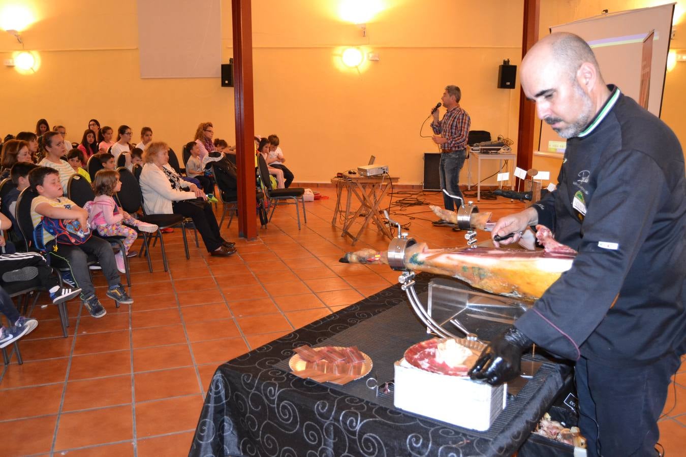 Escolares del Colegio Rutal agrupado 'Nuestra Señora de la Paz' hoy en las Jornadas de cala y cata.
