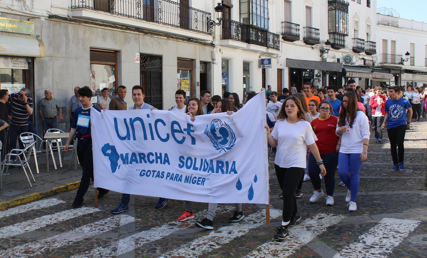 Marcha solidaria de los alunos del Instituto 'Ramón Carande', hoy jueves, por las calles de Jerez.