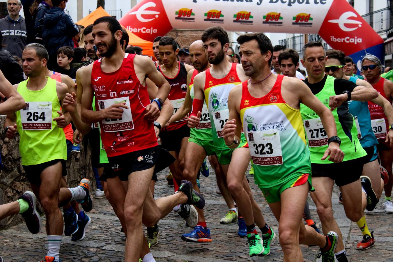 Paticipantes en el inicio de la carrera absoluta, en el centro Seddik Warrack, vencedor de la misma.