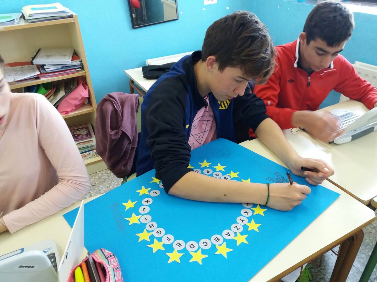 Alumnos del Colegio Aguasantas trabajando en su proyecto premiado, un 'Pasabalabra europeo'.