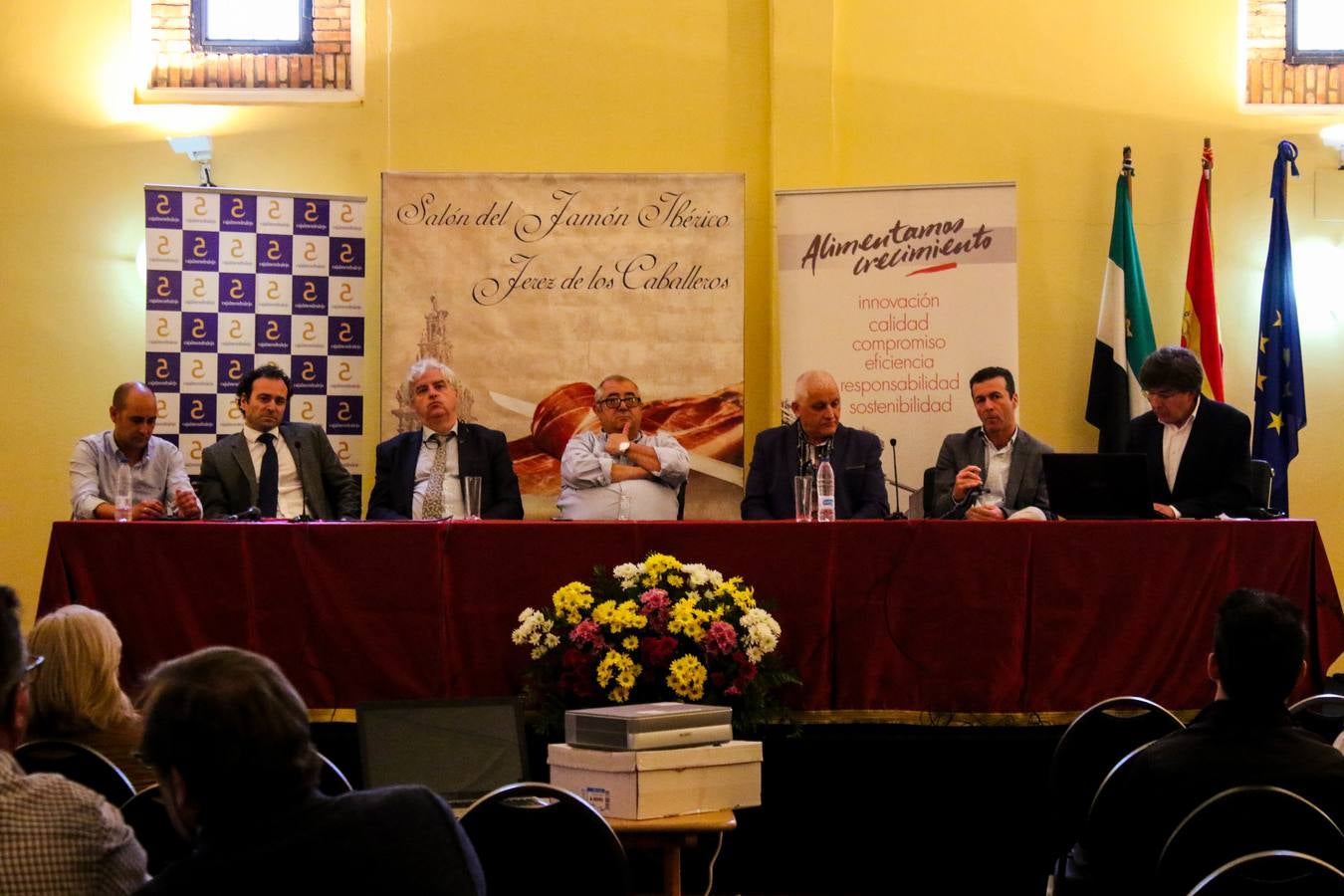 Profesionales del sector participando ayer en la mesa redonda de las Jornadas técnicas del Salón del Jamón Ibérico.