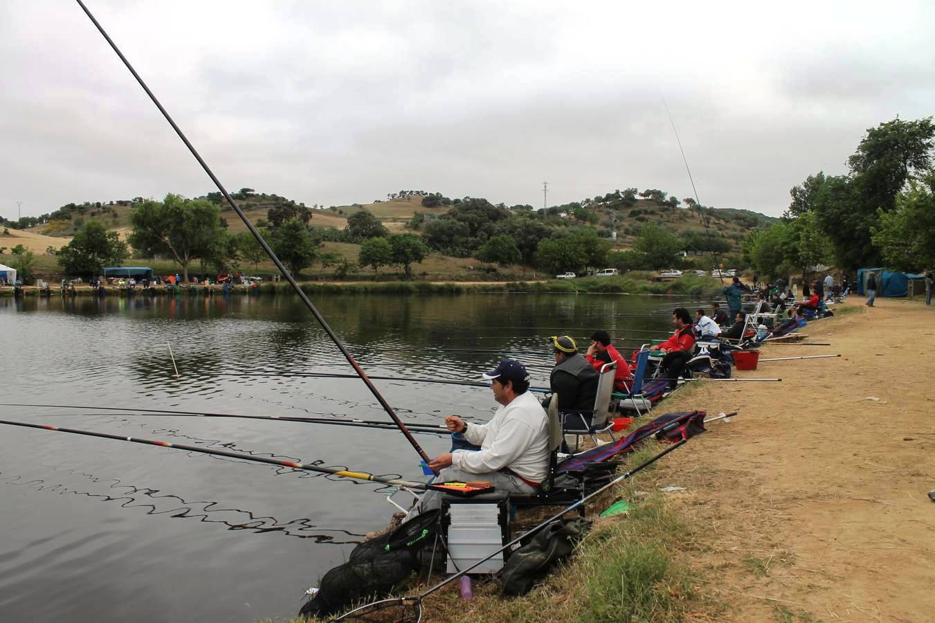 Pescadores en el Concurso tradicional de Pesca 'Charca de la Albuera'.