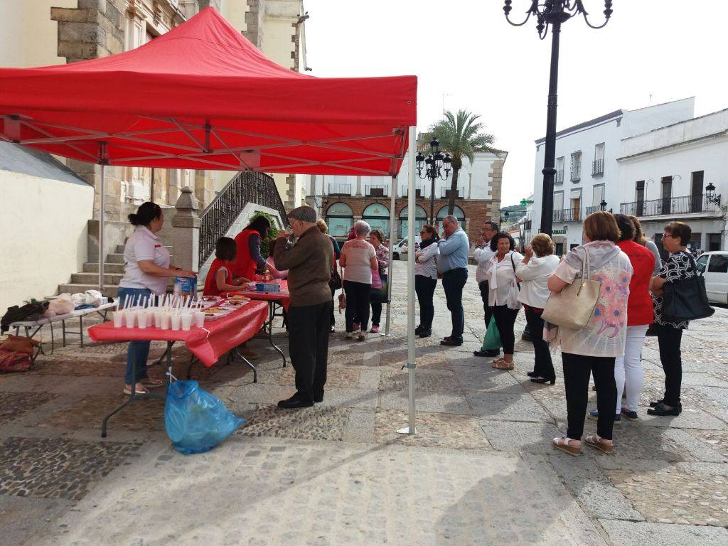 La Plaza de España ha acogido una toma de tensión un desayuno saludable como parte de la actividad.