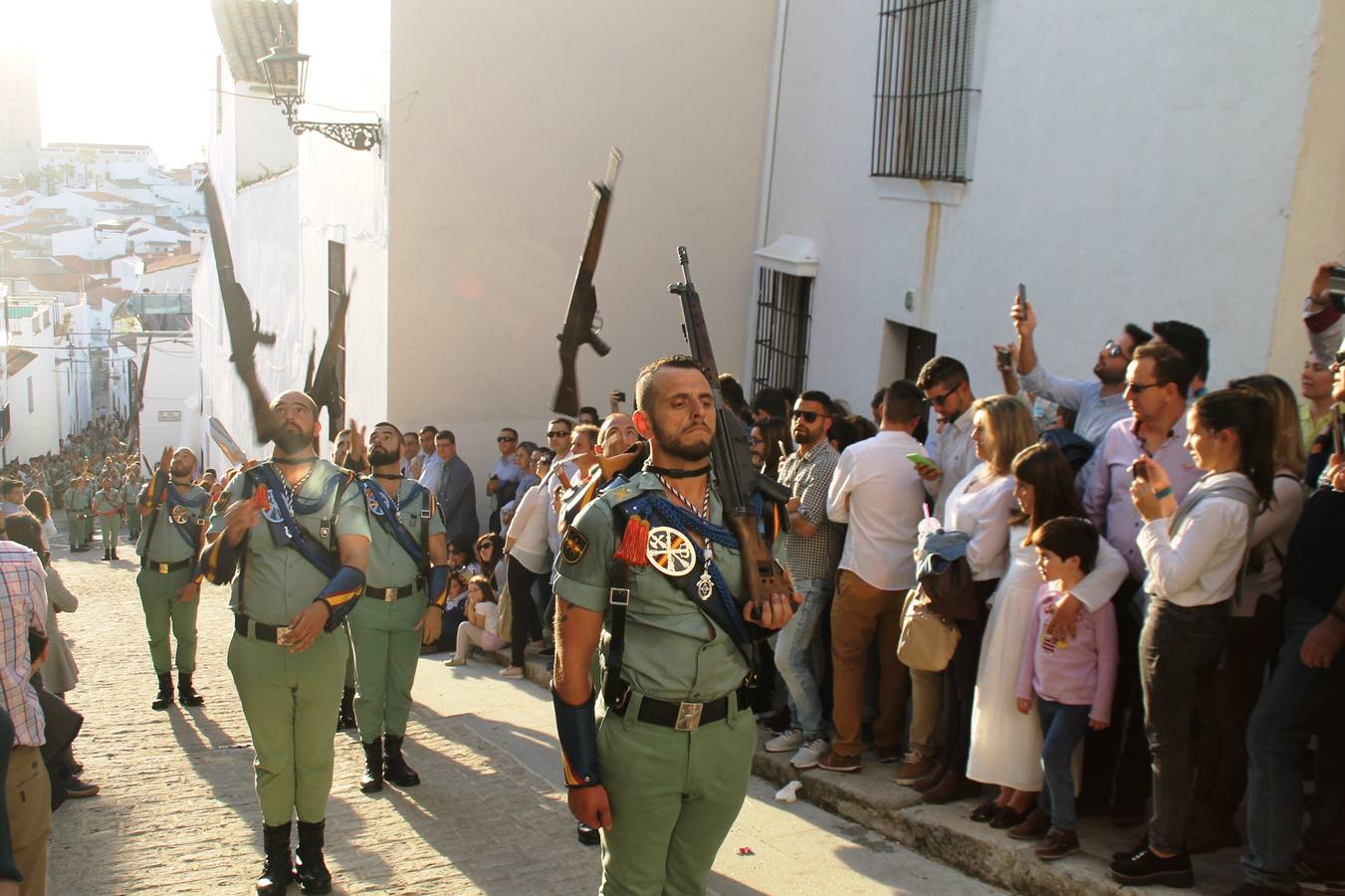 Legionarios desfilando por las calles de Jerez de los Caballeros el Domingo de Ramos.