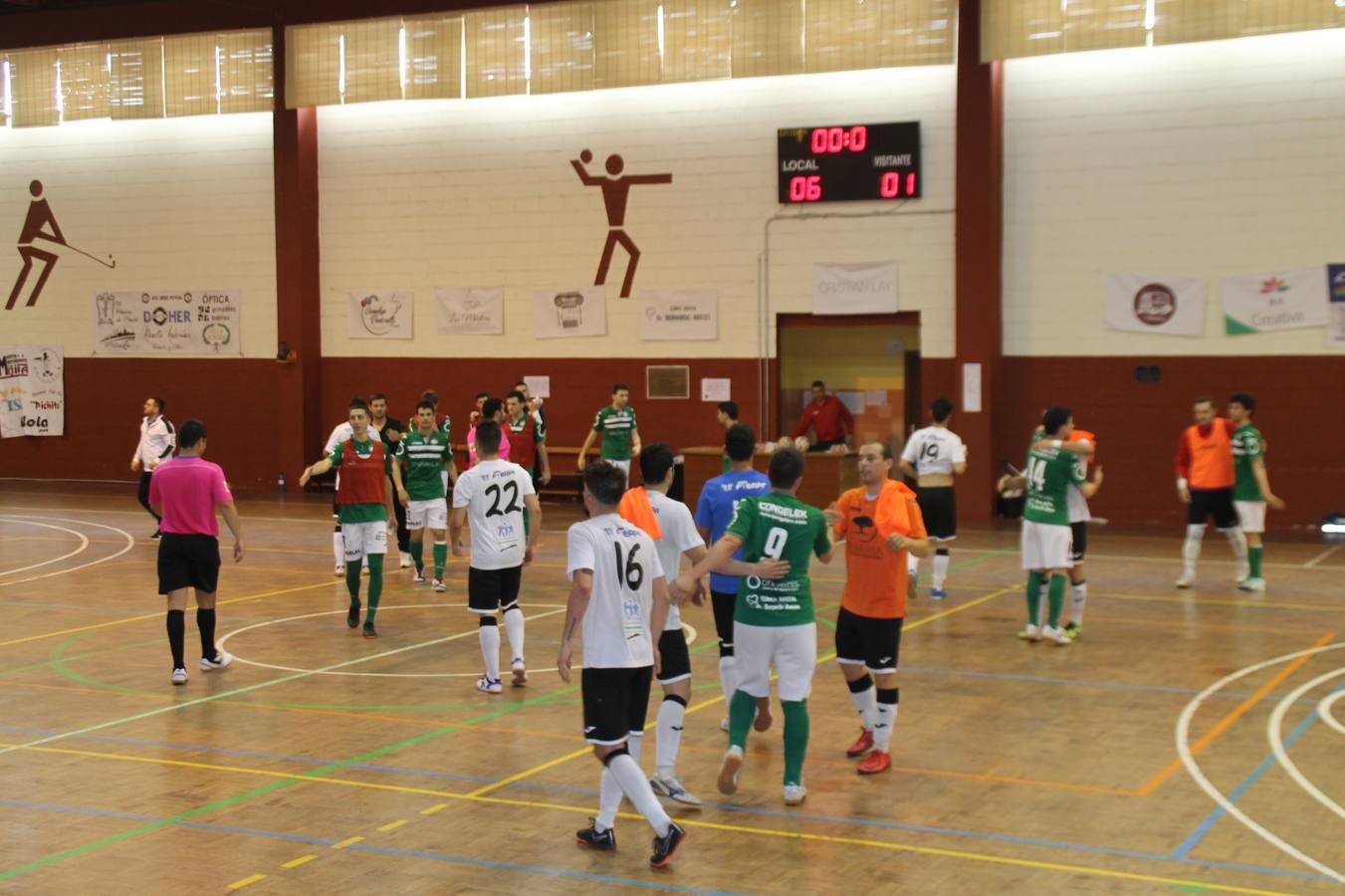 Jugadores de los dos equipos saludándose al término del partido.