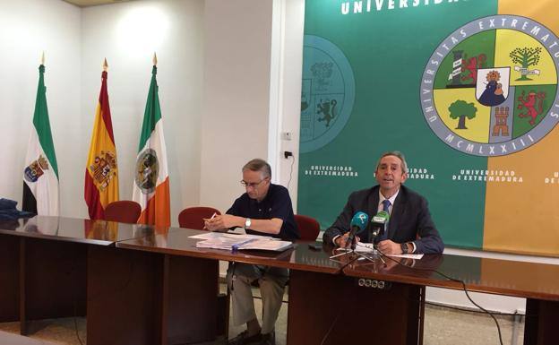 Javier Benítez y Ciro Pérez durante la rueda de prensa de esta tarde en la UEx.