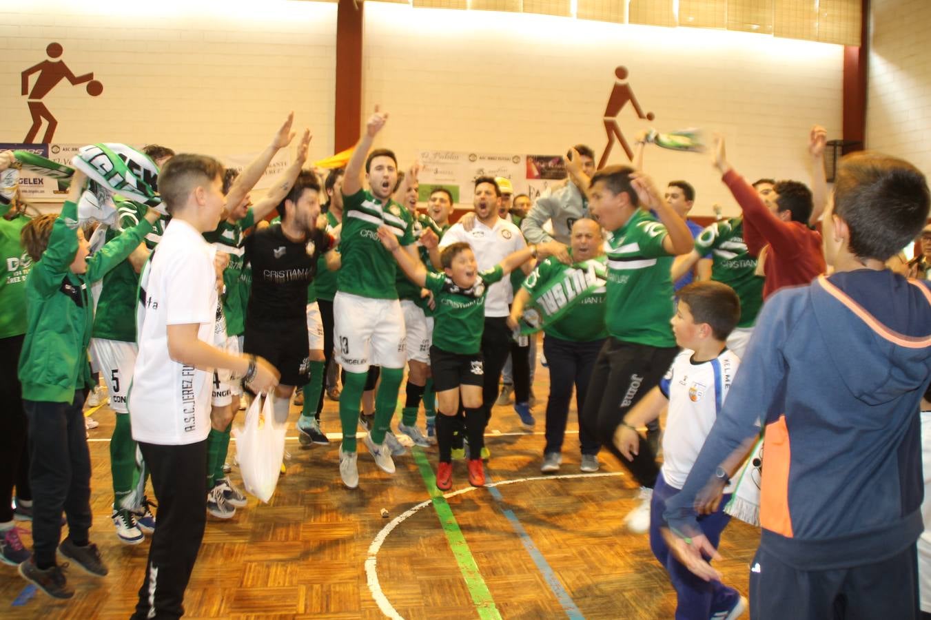 El equipo de la Asociación Jerez Fútsal celebrando el ascenso con su afición.