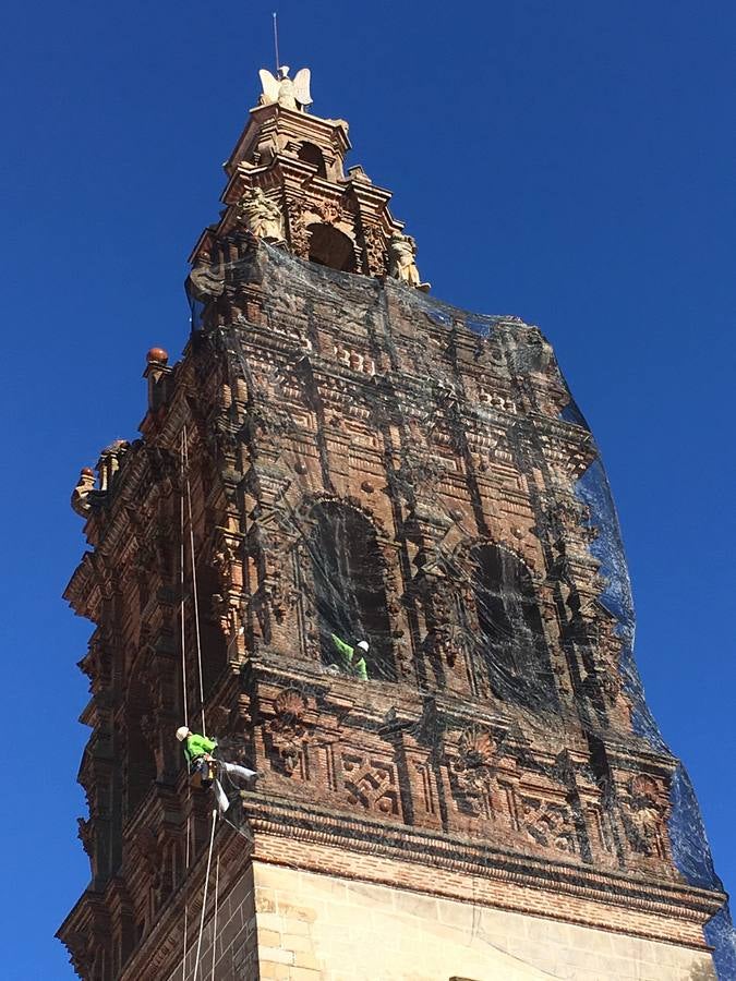 En febrero del año pasado se instaló una malla de protección en la torre ante el riesgo de desprendimientos. Gervasio Rodríguez.