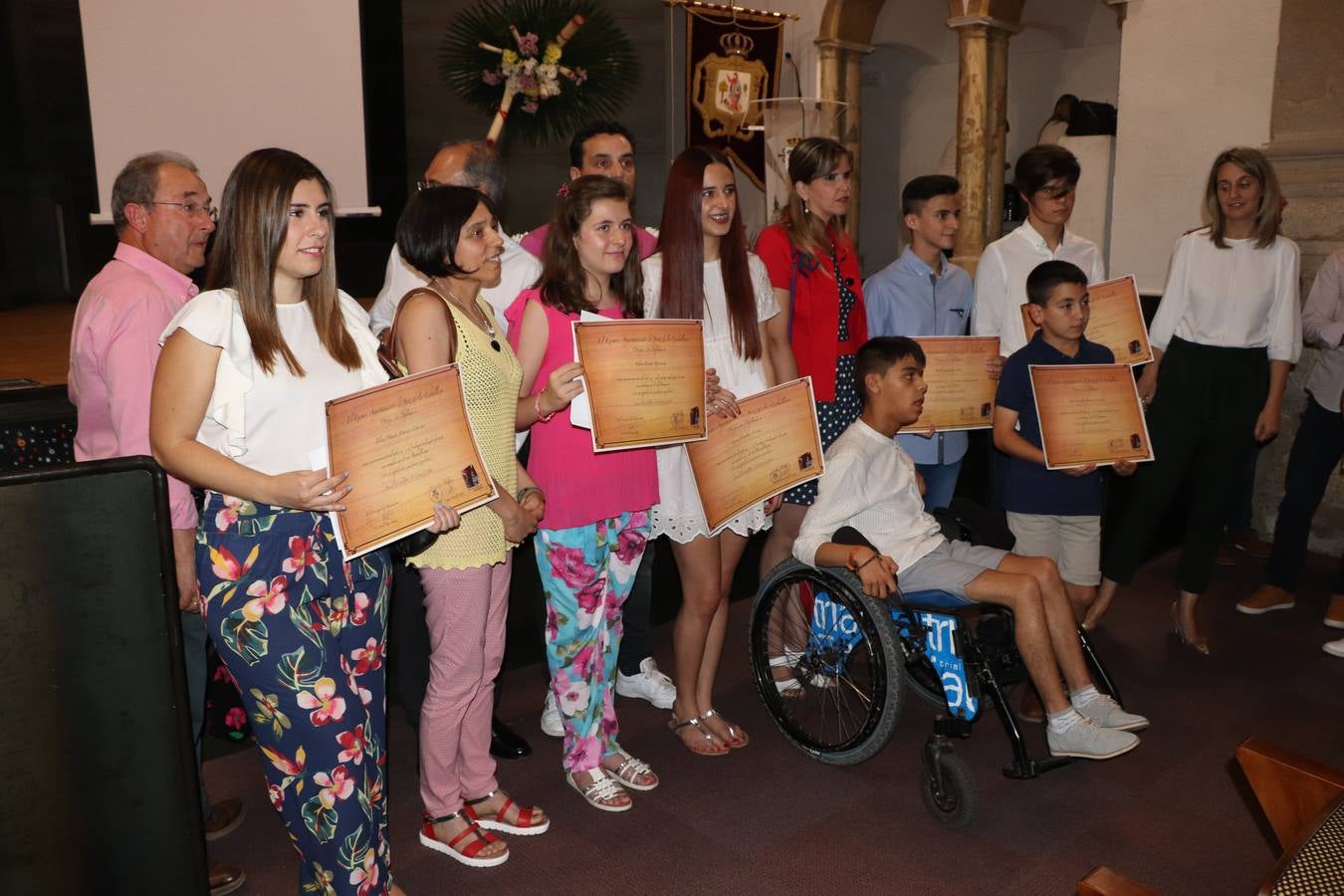 Alumnos y alumnas galardonados junto a los directores de los Colegios e Institutos.MARÍA GAMERO