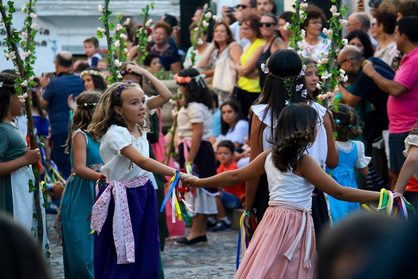 Grupo de niñas bailando en el desfile inaugural