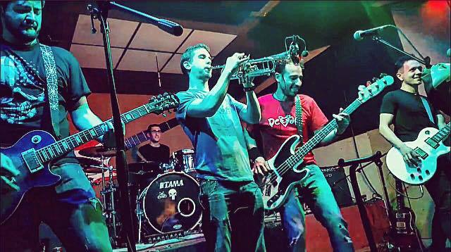 Imagen del grupo 'Derrape' del que forma parte el músico jerezano Antonio Amaro, (en el centro de la fotografía).
