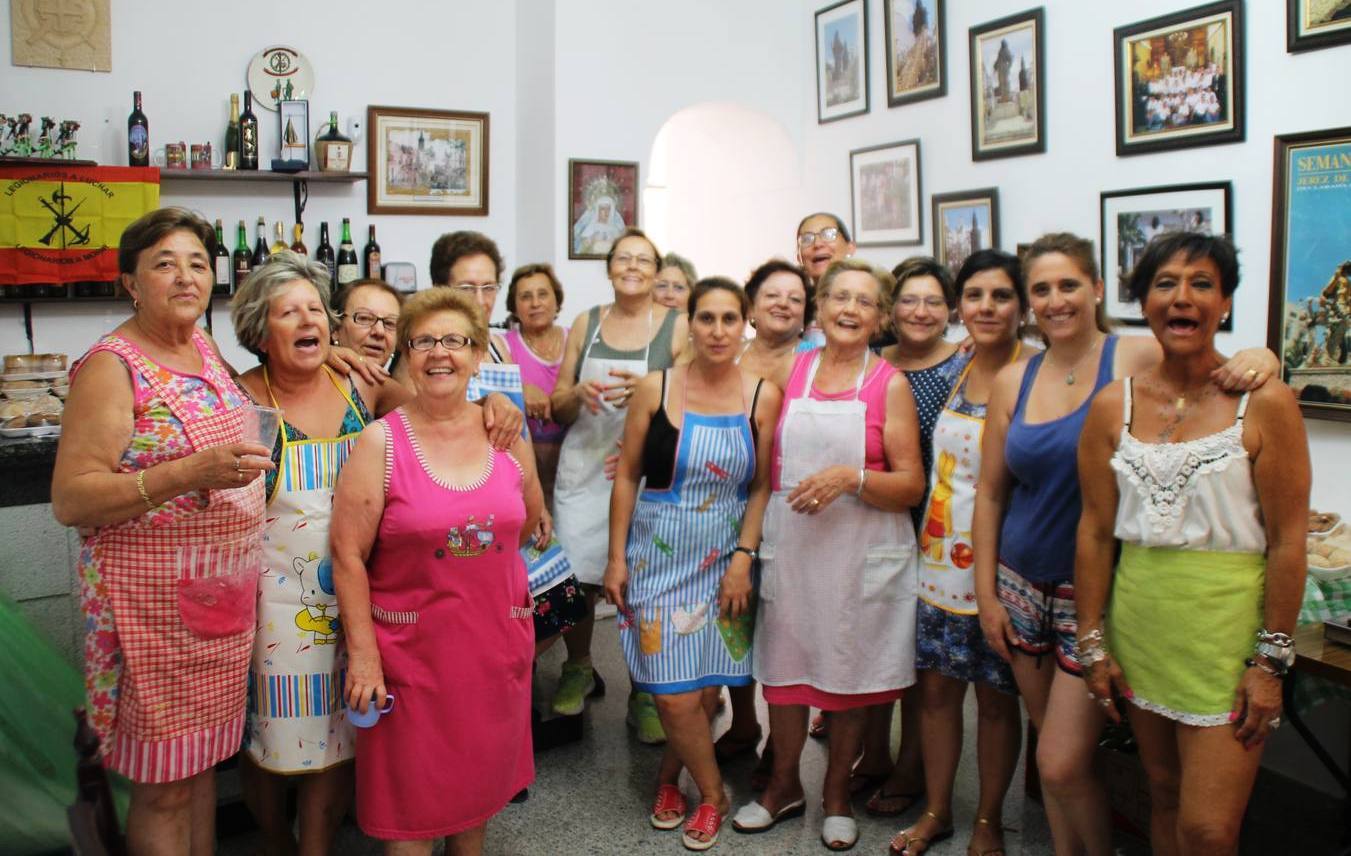 El grupo de mujeres que elaboran los dulces en la Casa de hermandad de la Cofrdía.Archivo HOY Jerez.