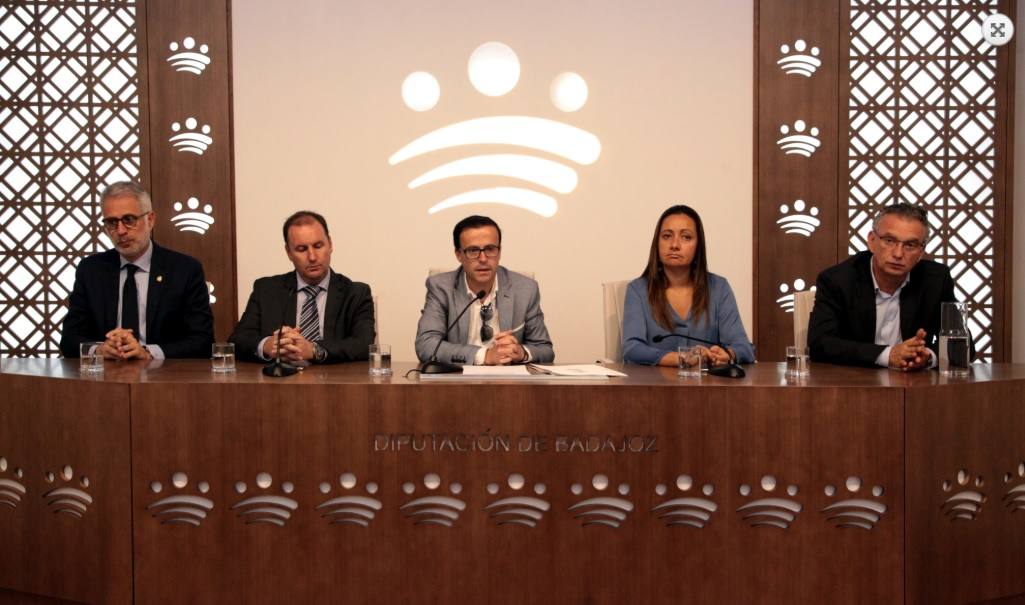 Gallardo estuvo acompañado por el diputado delegado del Consorcio, José Luis Marín, y los alcaldes de Don Benito, José Luis Quintana; Herrera del Duque, Saturnino Alcázar; y Jerez, Virginia Borrallo