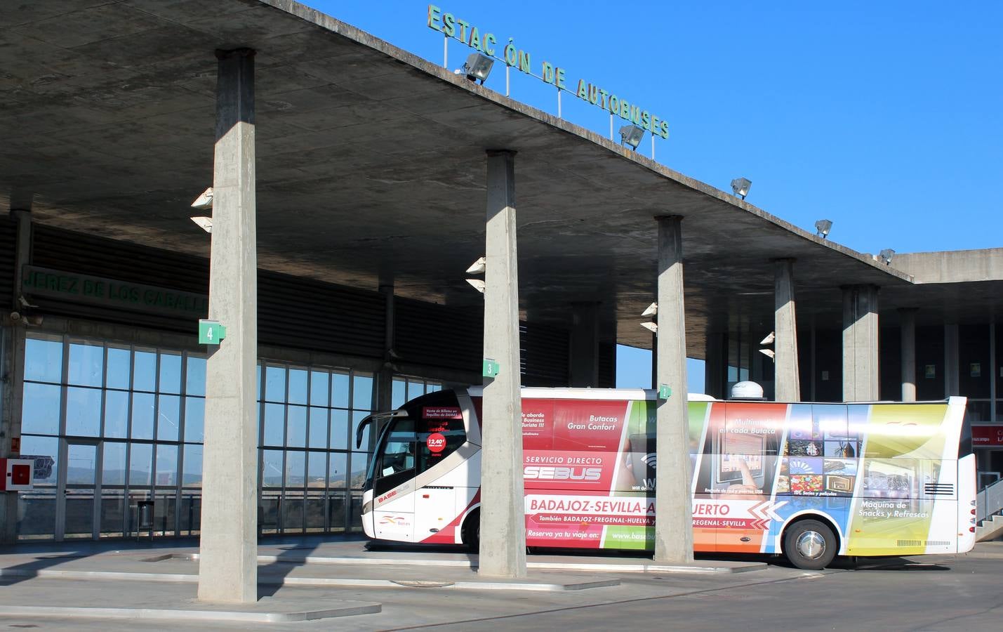 Autobus de la empresa Basebus en la estación de Jerez
