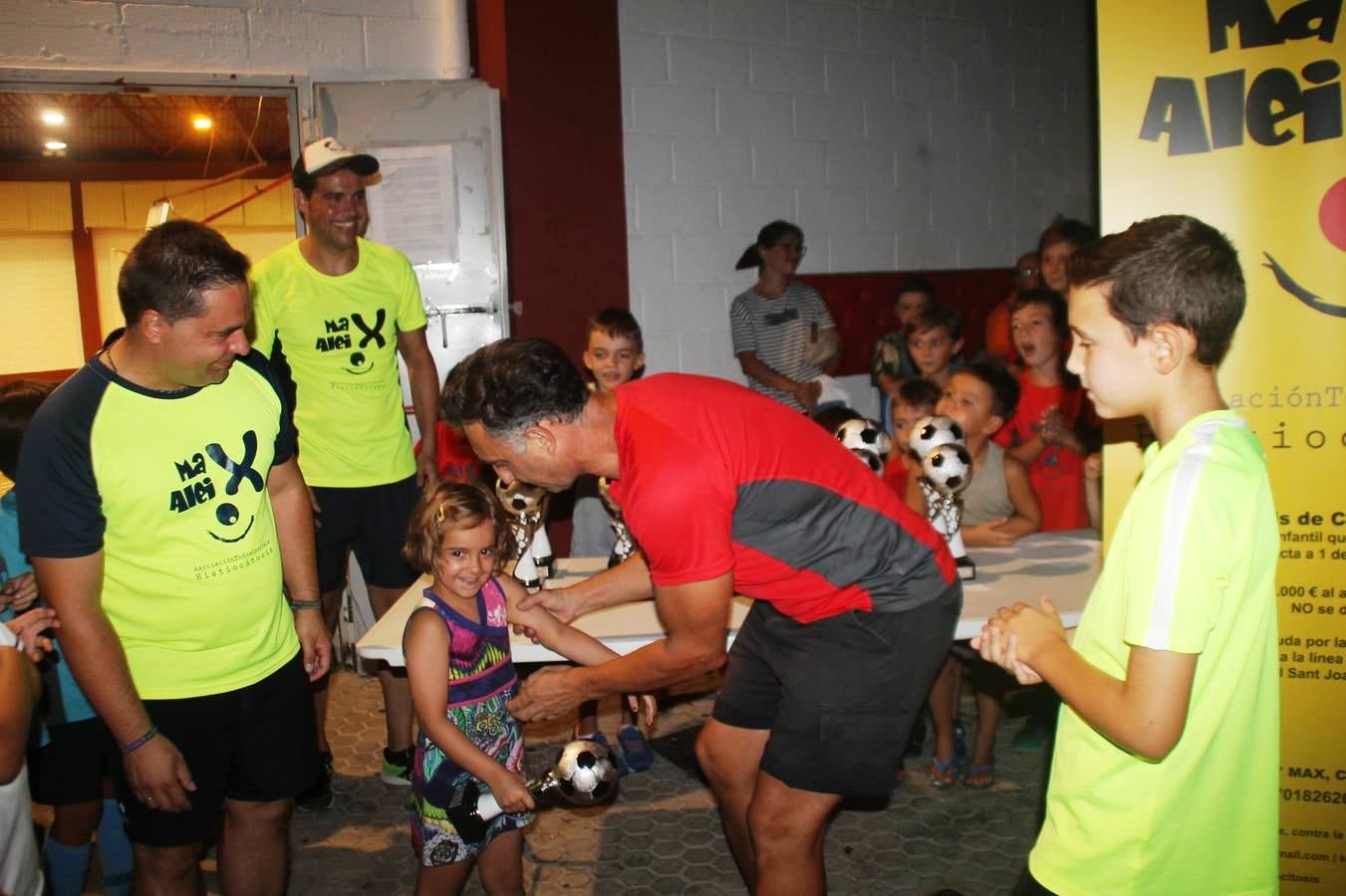 El equipo 'Bravo Escudero' mereció el trofeo a la solidaridad y tuvo a bien entregárselo a Alicia González.