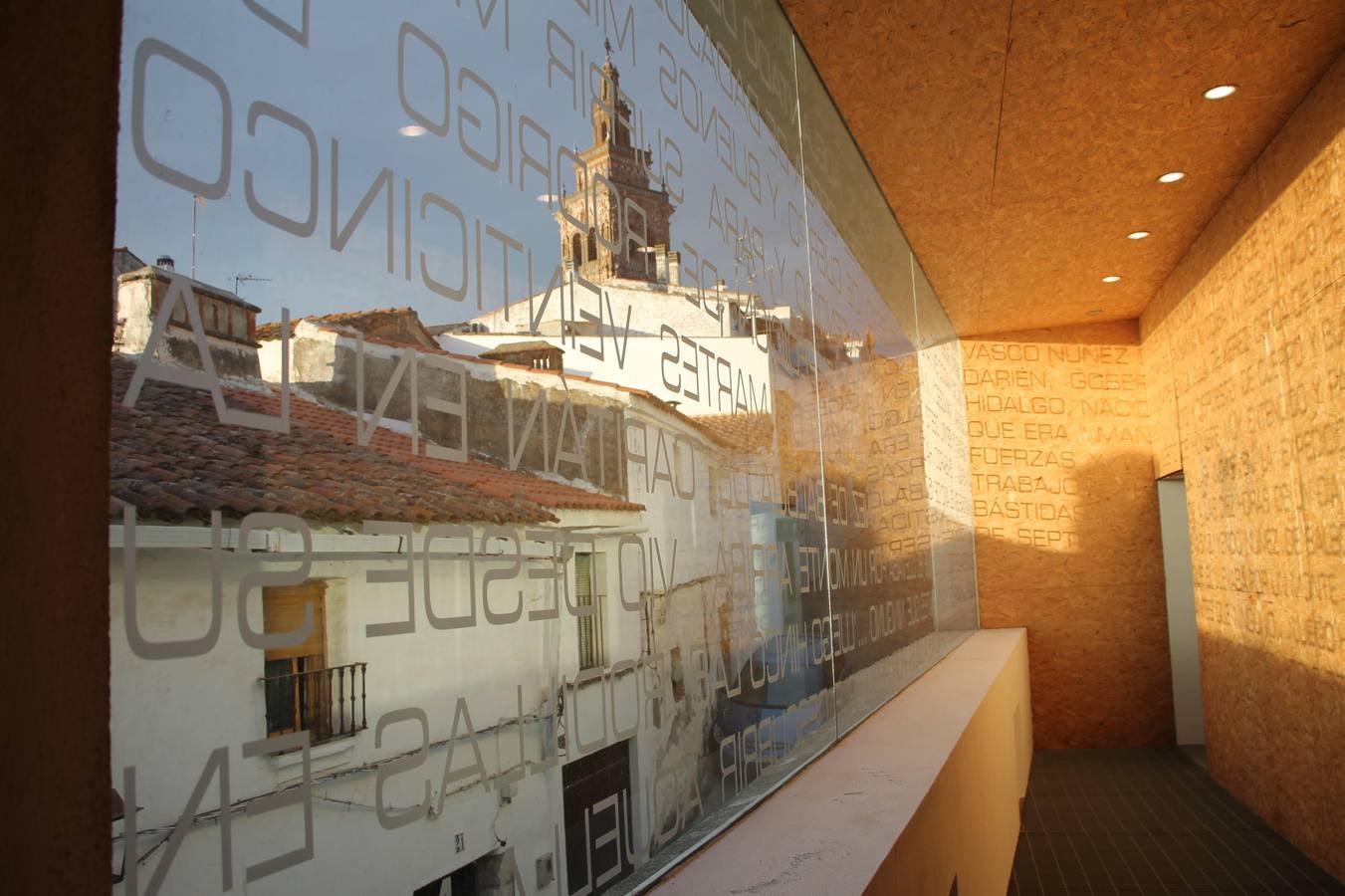 Vista de la torre de San Bartolomé desde el Museo-Casa natal de Vasco Núñez en Jerez. Gameero.