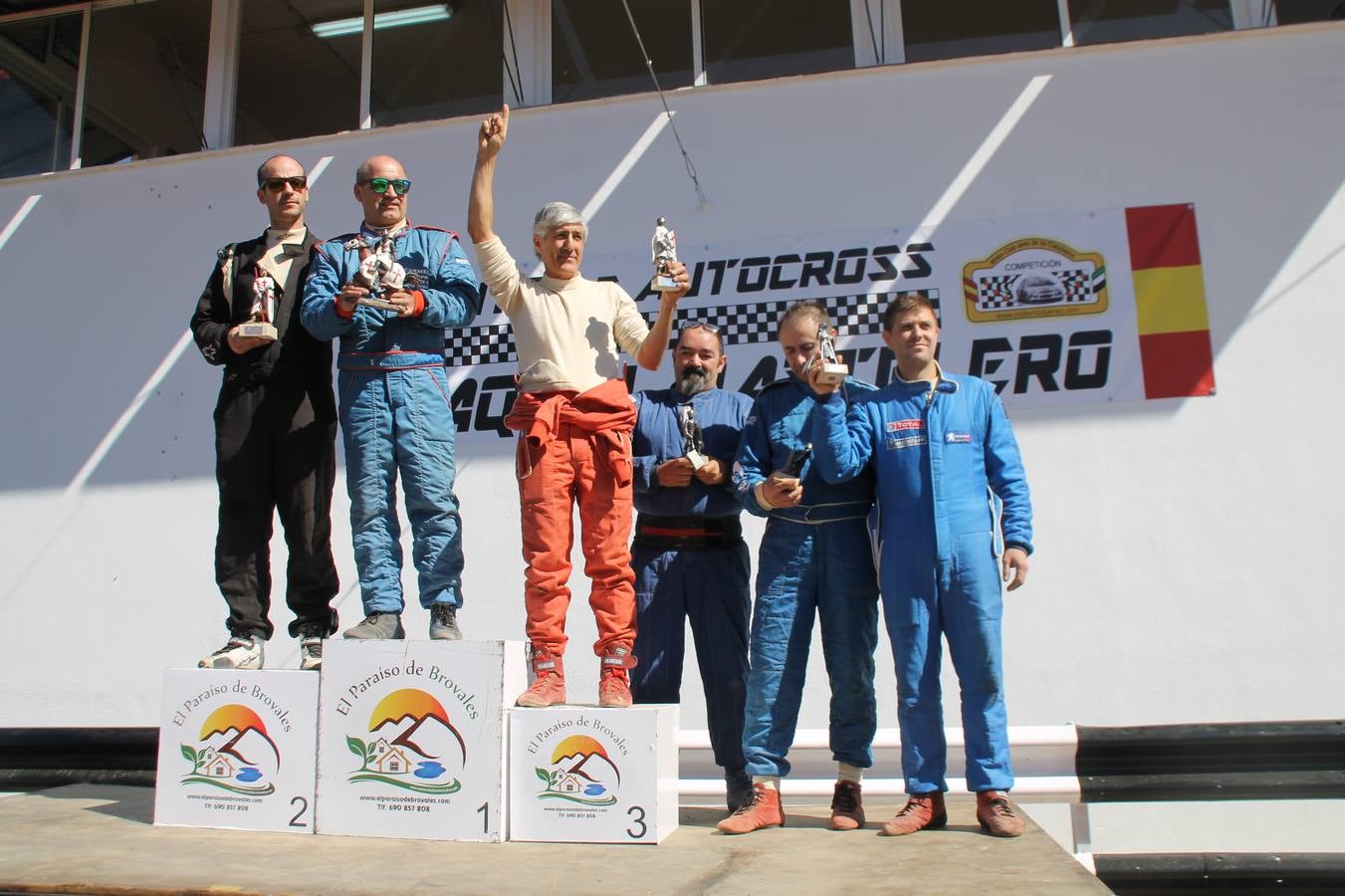 José Joaquín Jiménez Campos (segundo por la izquierda), en lo alto del podio tras proclamarse campeón de la División II.