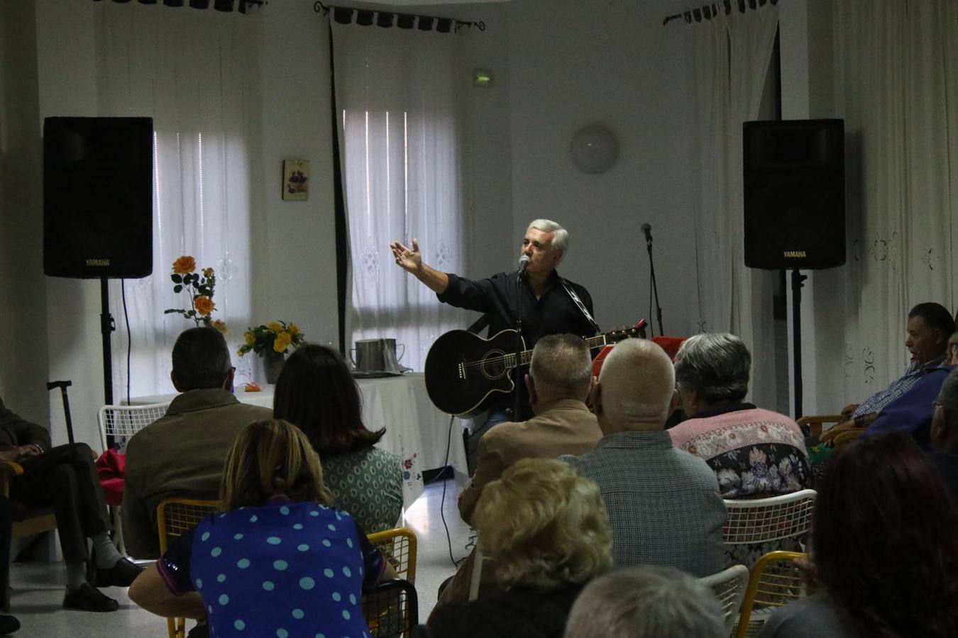 Bartolomé Díaz, con su guitarra, puso el broche a la velada.