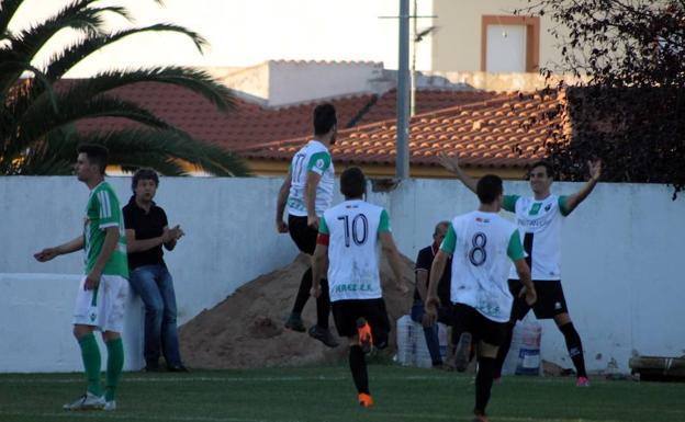 Los jugadores del Jerez celebran el gol de Pardo en unos de sus anteriores partidos en Valverde de Leganés. 