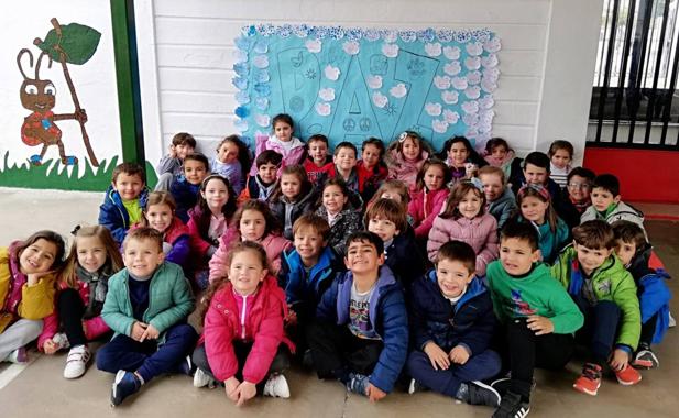 Grupo de alumnos junto a uno de los murales realizados