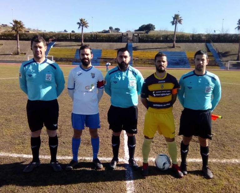 Antonio Cerrato (segundo izqda.) ejerció ayer de capitán