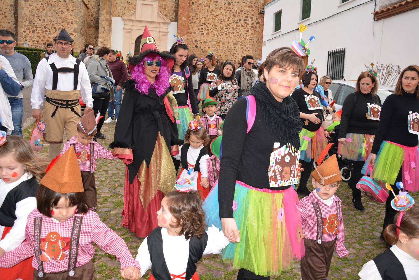 Niños y mayores participantes en el desfile