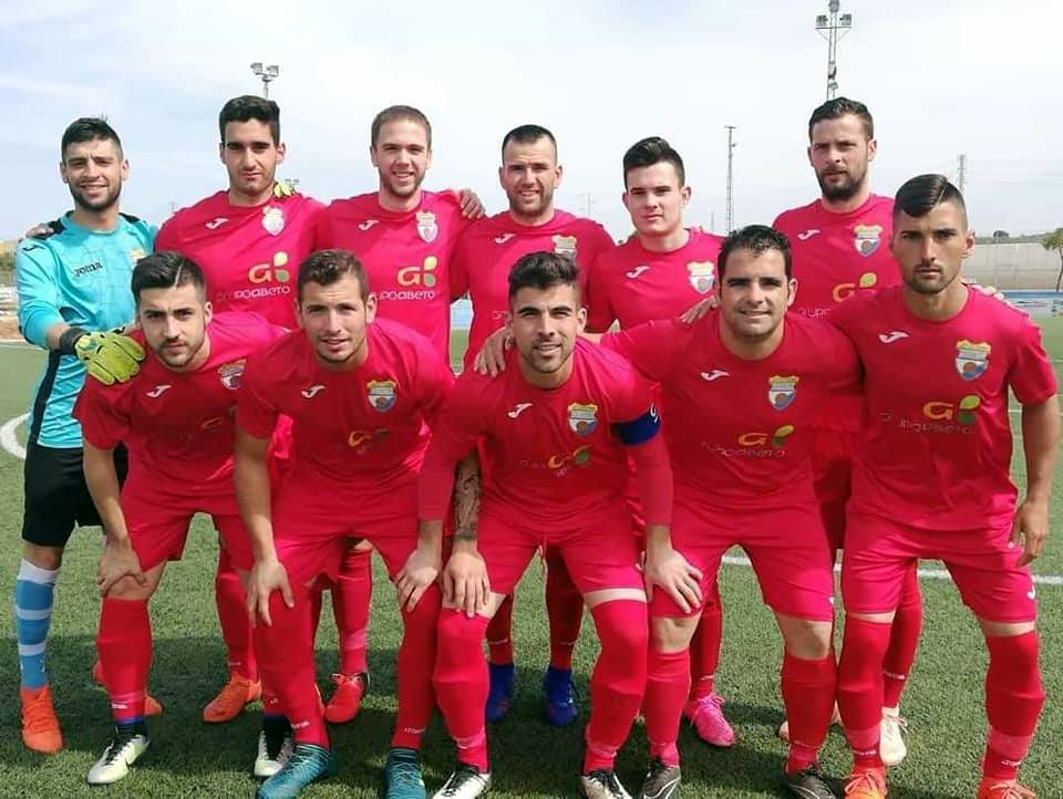 Once inicial del CD Zarceño, de rojo, en Calamonte