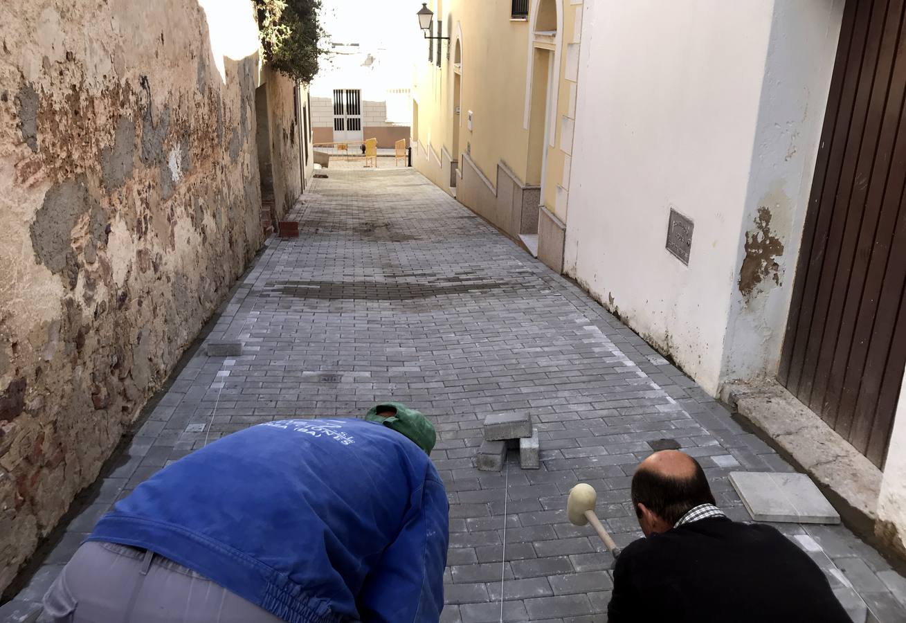 Unos operarios municipales durante las obras de adoquinado