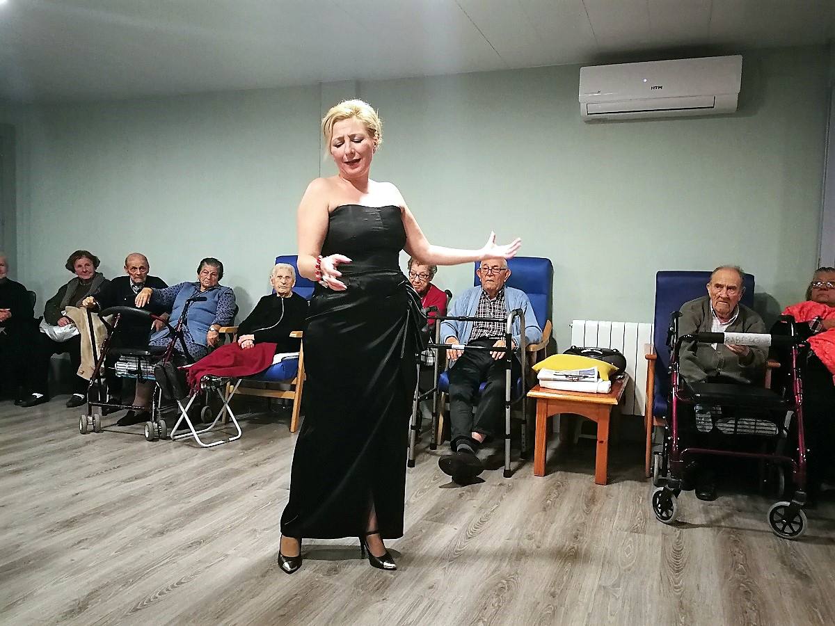 Reciente actuación de Pilar Boyero en una residencia geriátrica