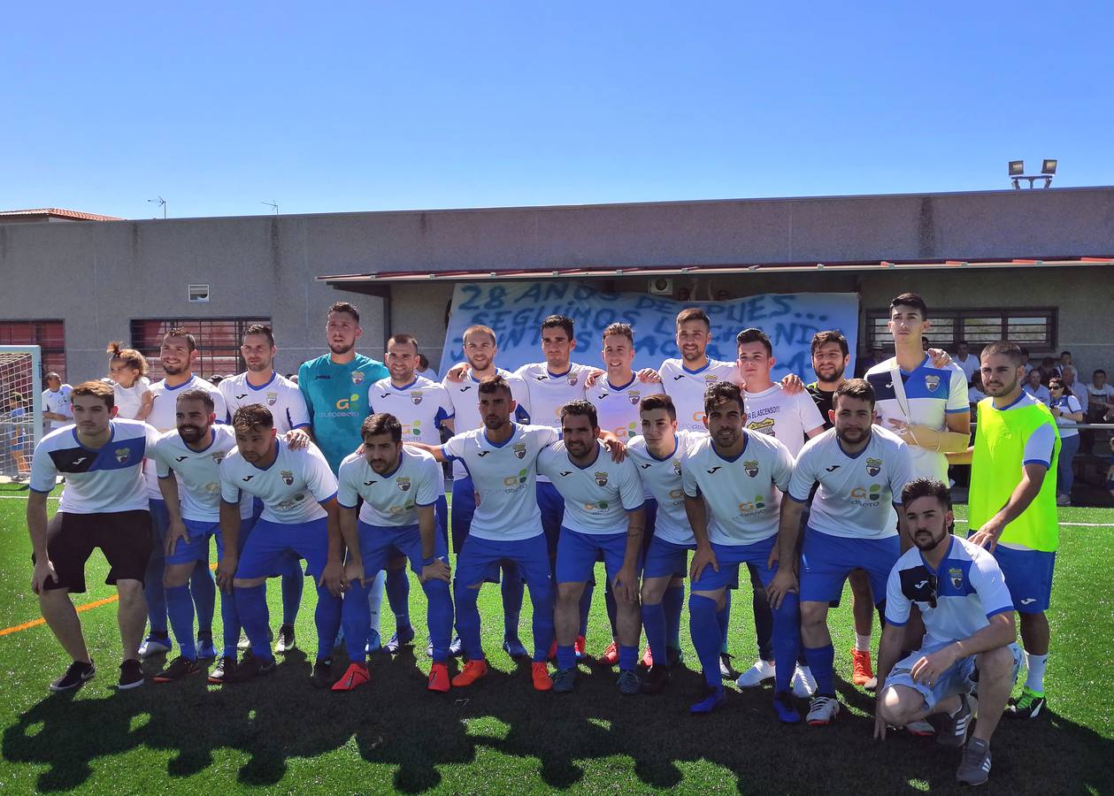 Los jugadores posan antes del encuentro