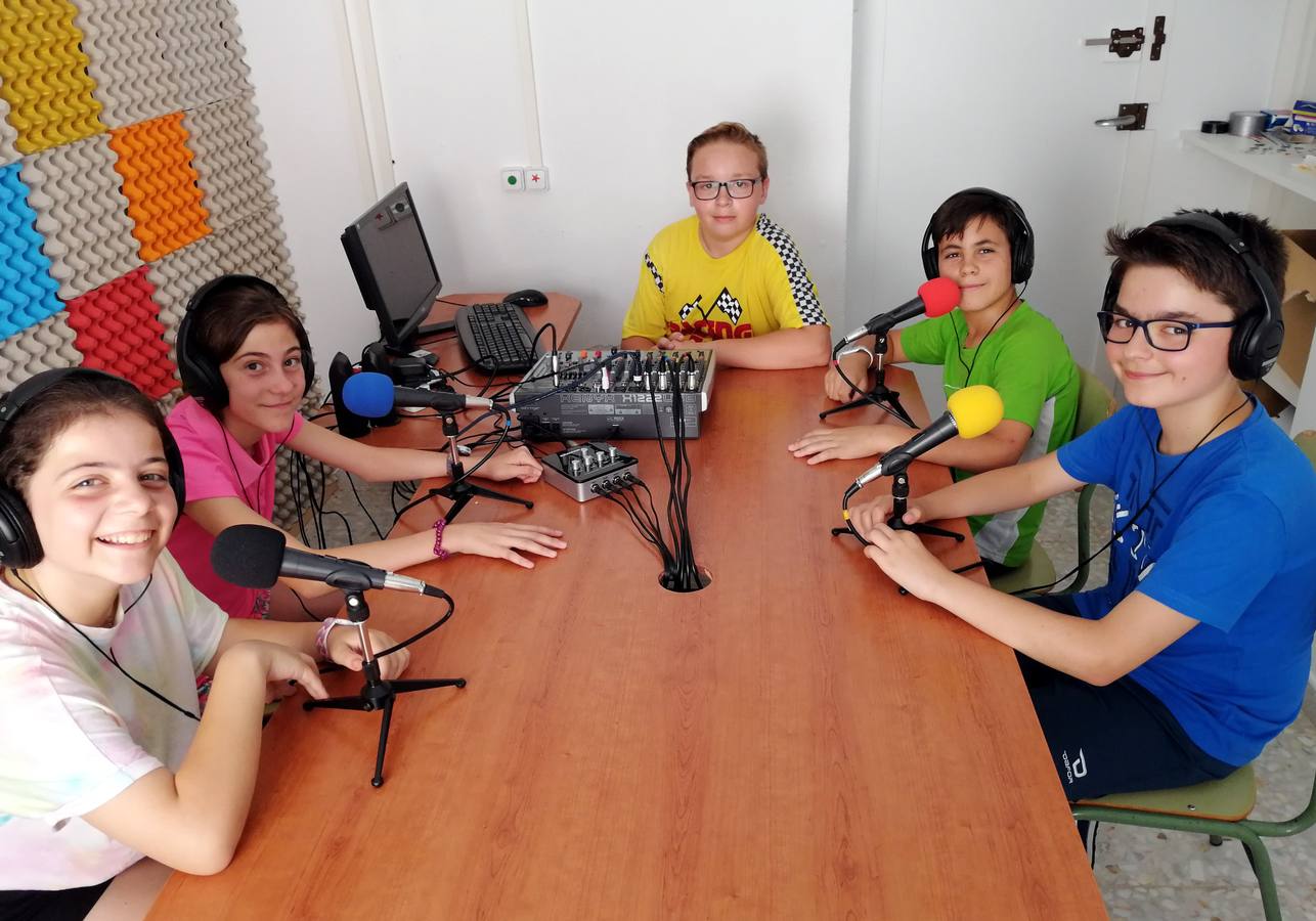 Un grupo de alumnos duranten la grabación de un programa