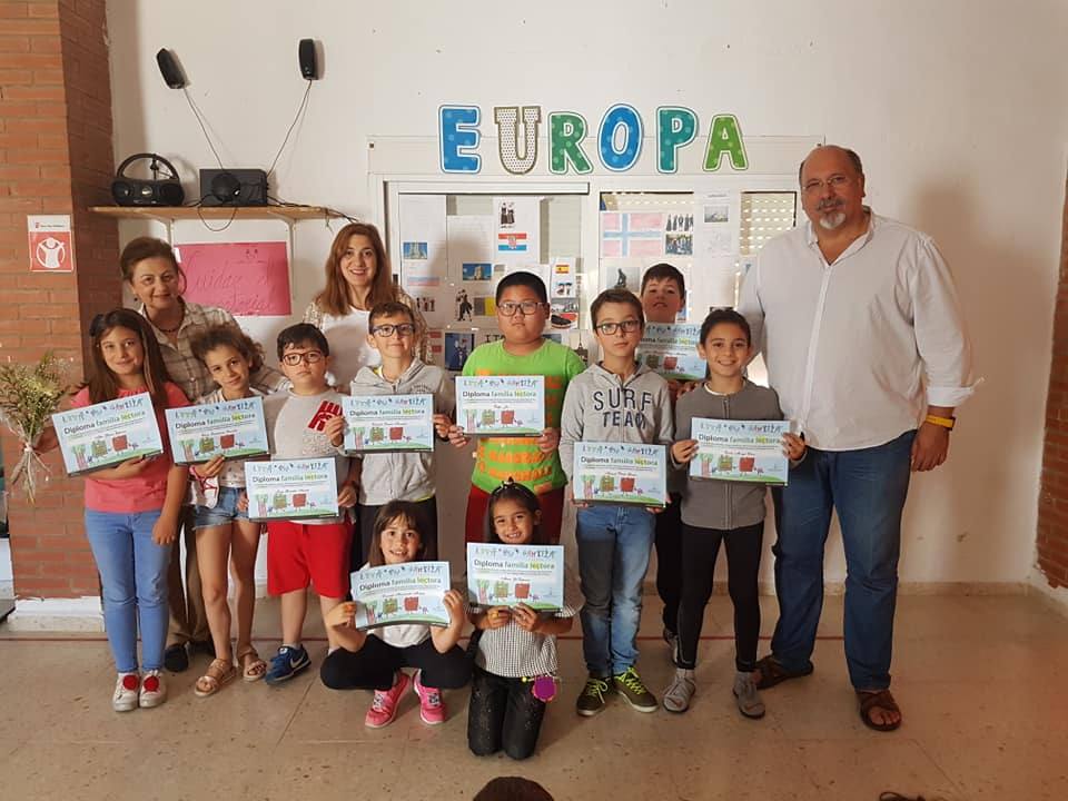 Algunos de los escolares tras recibir los diplomas :: CEDIDA