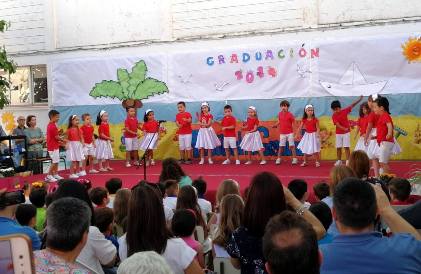 Vistosa y emotiva graduación de Educación Infantil en el patio del colegio