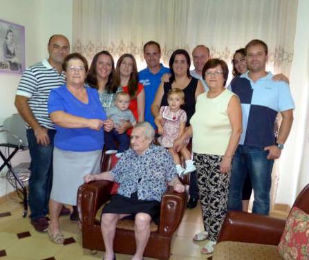 Matilde Quintero, acompañada de su familia al cumplir los cien años