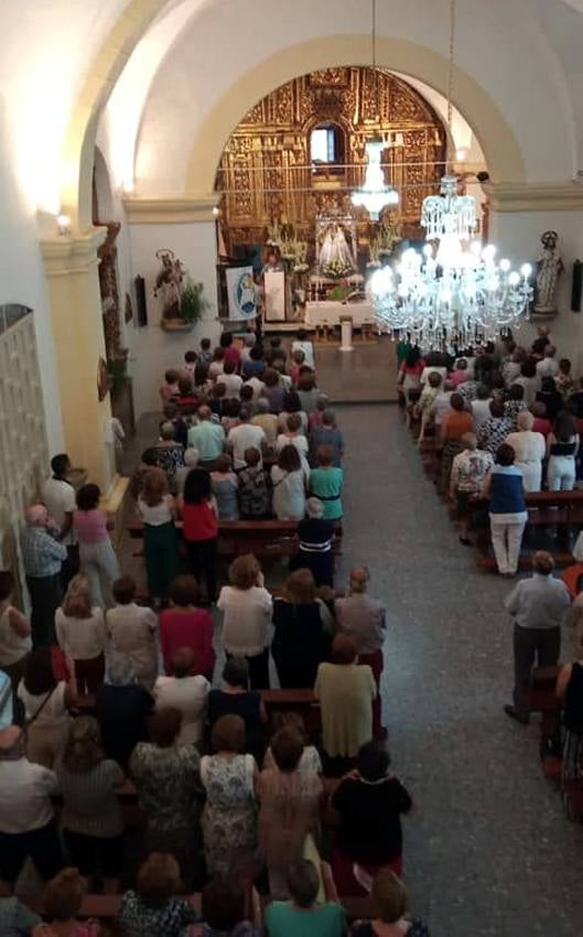 Interior de la Ermita duranta la celebración de la novena