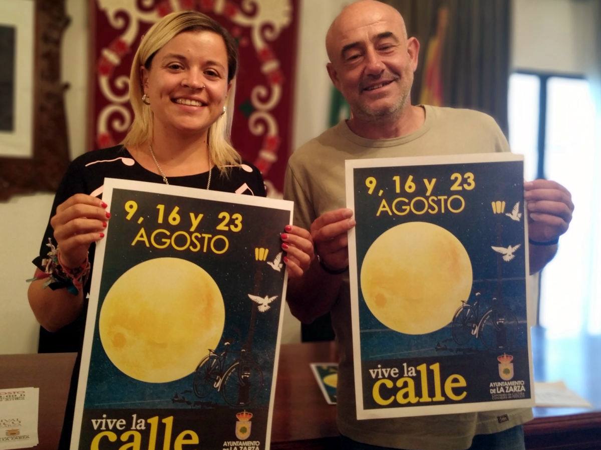 Sara Jiménez y Manuel Martínez, con el cartel anunciador