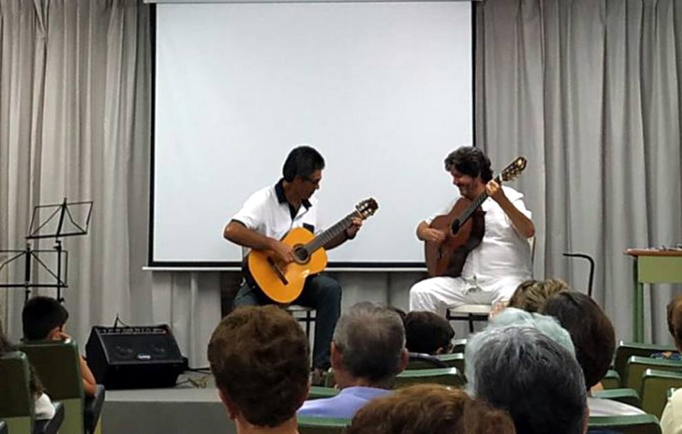 Alumno y profesor durante una de las actuaciones 